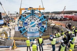 ALBERTO-FERNÁNDEZ-AXEL-KICILLOF-Y-MAYRA-MENDOZA-EN-EL-ACTO-DE-LA-BAJADA-DE-RUEDA-DE-CORTE-DE-LA-TUNELERA-EVA-EN-LA-PLANTA-DE-AYSA-DE-BERNAL-Entre-nos-social-info