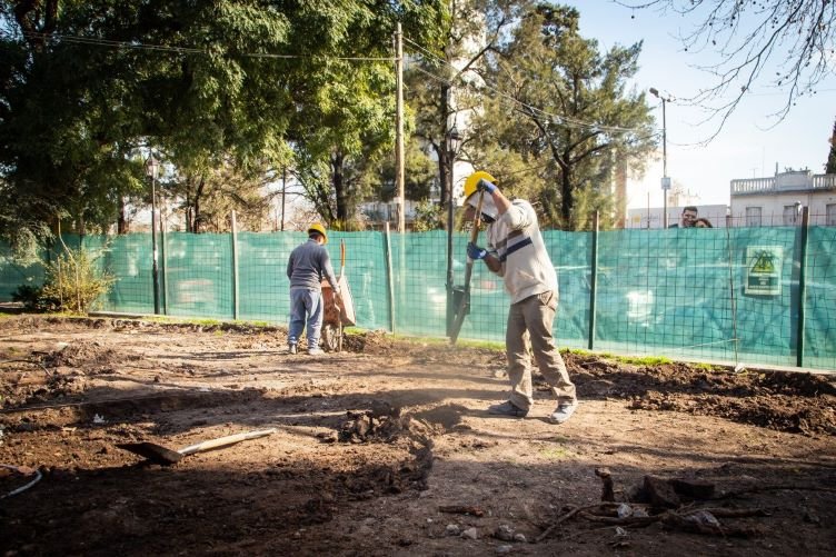 CONTINÚA LA PUESTA EN VALOR DE LA PLAZA YRIGOYEN (3)