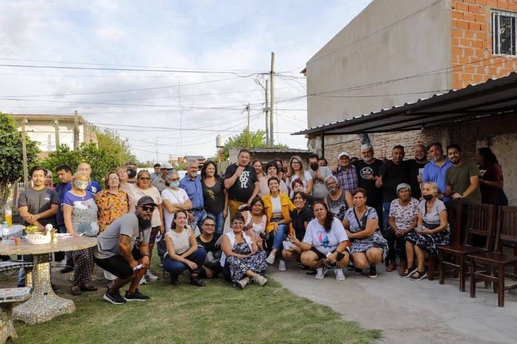 Mayra con vecinos del barrio San Martín 3