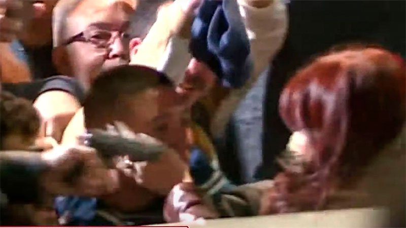 ATENTADO CONTRA CRISTINA FERNÁNDEZ: GATILLARON CONTRA LA VICEPRESIDENTA
