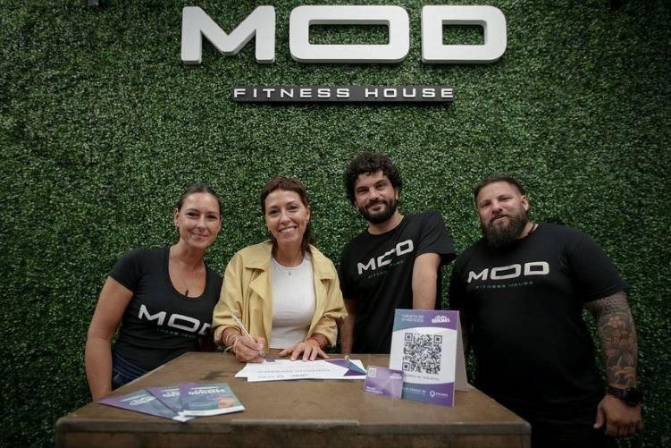 MAYRA FIRMÓ JUNTO A LOS PROPIETARIOS DE UN GIMNASIO LA ADHESIÓN DEL LOCAL AL PROGRAMA SOMOS QUILMES 1