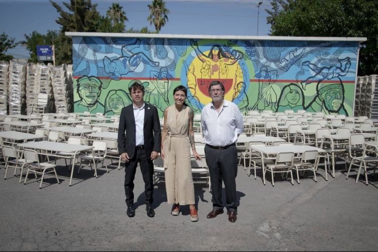 MAYRA Y KICILLOF EN ENTREGA DE MOBILIARIO ESCOLAR 1