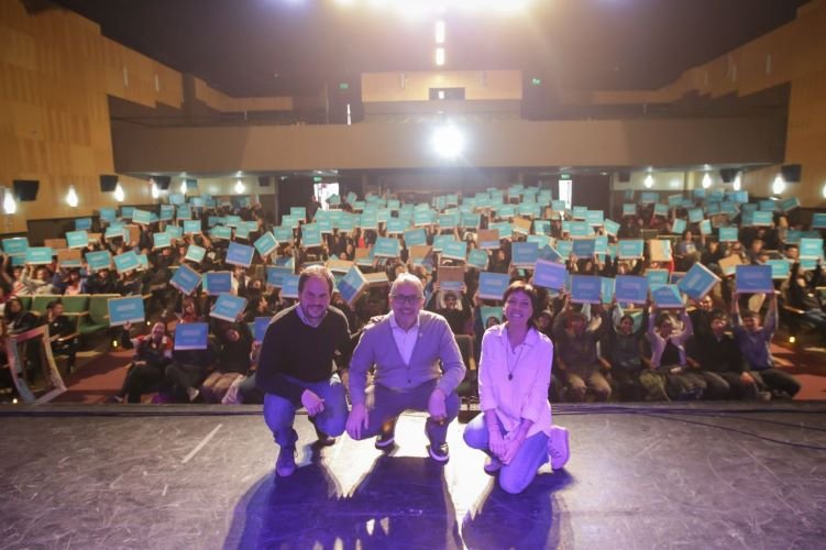 MAYRA ENTREGÓ OTRAS 450 NETBOOKS A ALUMNOS DE ESCUELAS SECUNDARIAS DE QUILMES, EZPELETA Y SAN FRANCISCO SOLANO 2