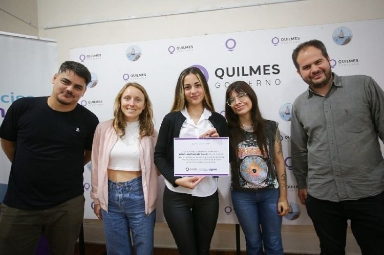 ENTREGA DE DIPLOMAS A LOS Y LAS ESTUDIANTES POR PARTE DEL MUNICIPIO