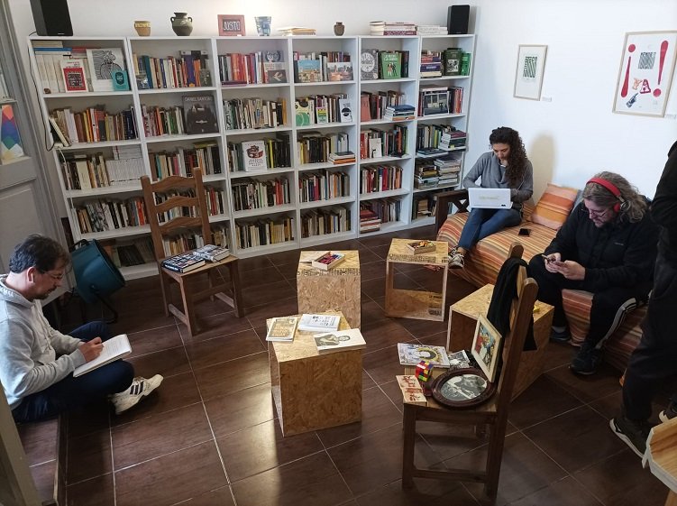 ENTRE LOS LIBROS Y NOSOTROS