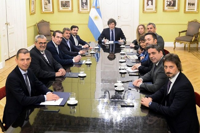MILEI PACTA CON LOS RADICALES Y LE NIEGA EL AUMENTO A LOS JUBILADOS