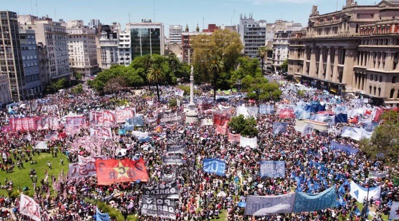 JUBILADOS, ORGANIZACIONES SOCIALES Y SINDICATOS MOVILIZAN AL CONGRESO