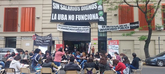 CLASES EN LA CALLE Y ESTUDIANTES ORGANIZADOS CONTRA EL VETO