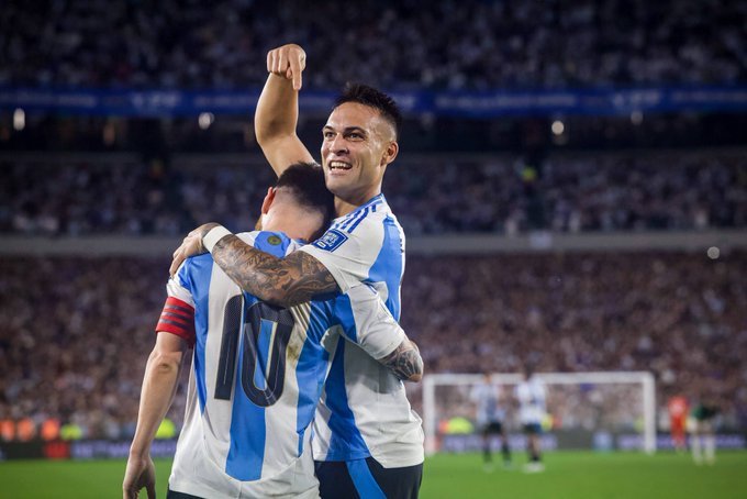 ARGENTINA LE GANÓ A PERÚ Y CERRÓ EL AÑO PUNTERO EN LAS ELIMINATORIAS