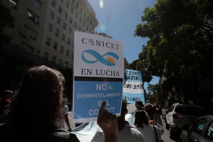 MOTOSIERRA EN LA CIENCIA: CRISIS Y ÉXODO DE CIENTÍFICOS