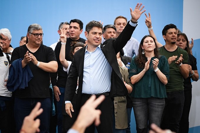 AXEL KICILLOF: «A MILEI SE LE ESTÁ CAYENDO LA CARETA»