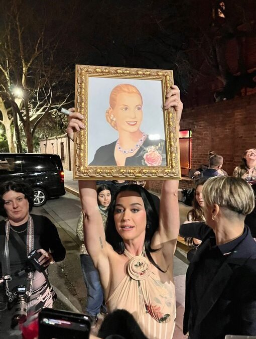 KATY PERRY Y UN CUADRO DE EVA PERÓN