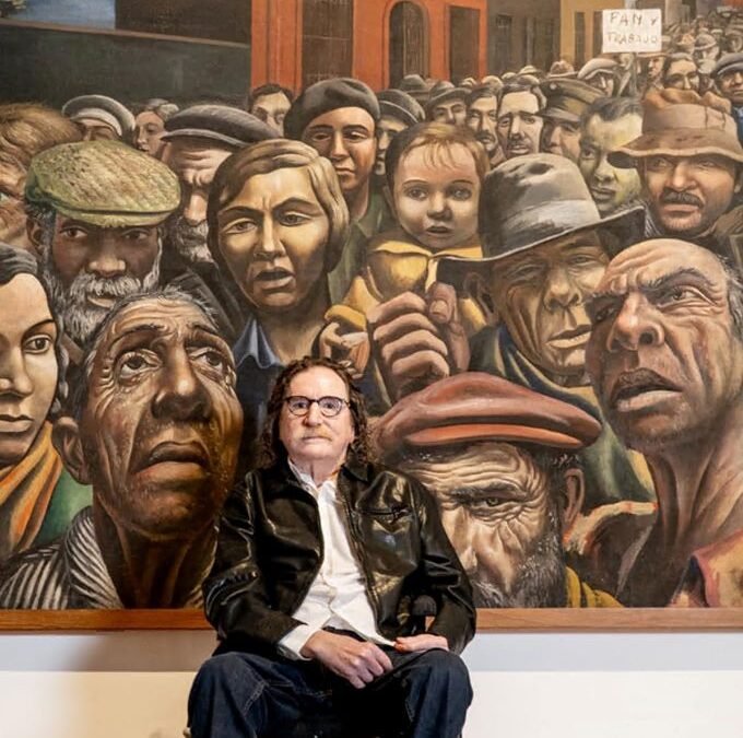CHARLY GARCÍA SE DETUVO ANTE UNA OBRA DE ANTONIO BERNI EN SU VISITA AL MALBA