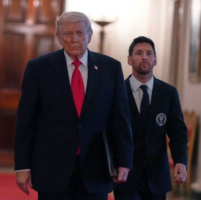 LIO MESSI CAMINA JUNTO A TRUMP COMO HÉROES DE ARMAGEDDÓN